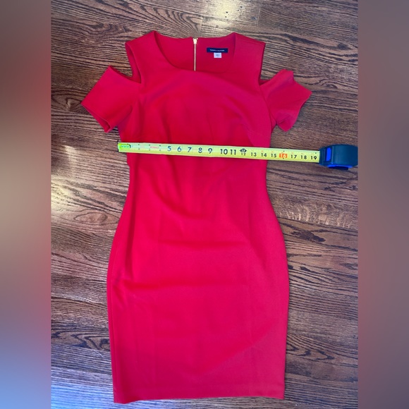 Red Tommy Hilfiger Dress. Form fitting. Open shoulder. Full Zip. Formal. Size 4 - Picture 7 of 7
